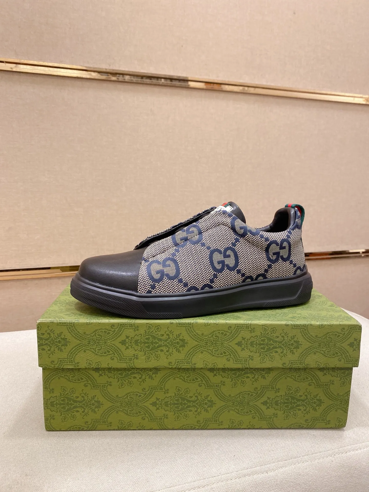 Ex-factory price 400💰【Gucci】Gucci men’s latest series of casual shoes! The official website is built 1:1. The upper is made of imported high-quality cowhide, and the lining is made of high-quality sheepskin, which is soft and comfortable. Picky selection of materials and exquisite workmanship give you the best enjoyment. Number of yards: 38-44 yards.
